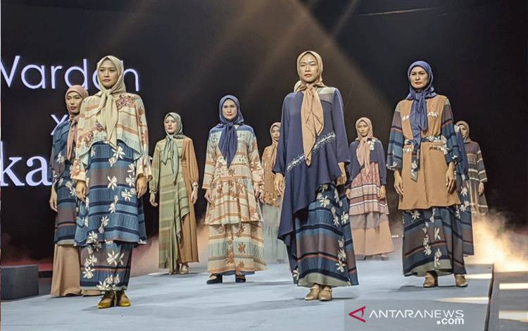 Koleksi Ayu Dyah Andari bertajuk "Oase" dalam peragaan busana muslim di Muslim Fashion Festival 2020, Jakarta Convention Center, Sabtu (22/2/2020). ANTARA/Nanien Yuniar