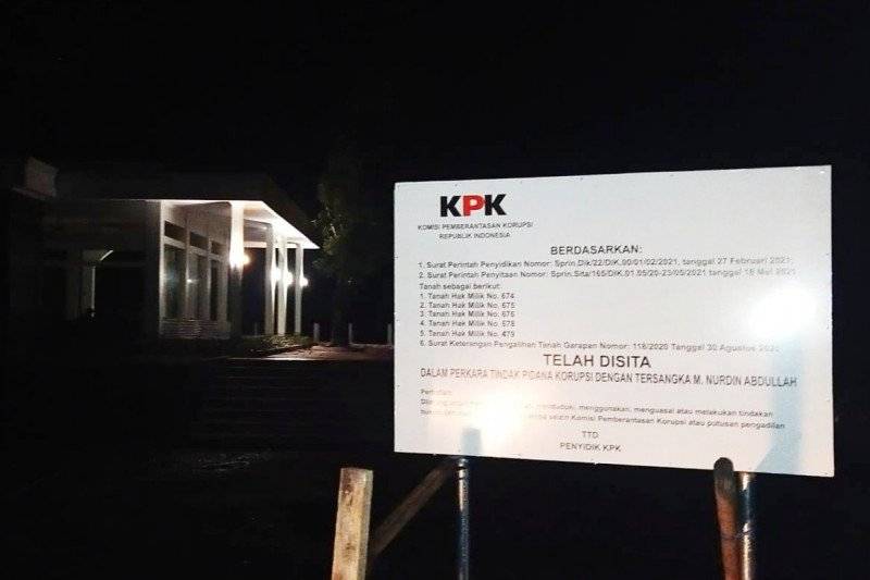 Plang penyitaan KPK terpasang berdekatan dengan Masjid di Dusun Arra, Desa Tompo Bulu, Kabupaten Gowa, Sulawesi Selatan