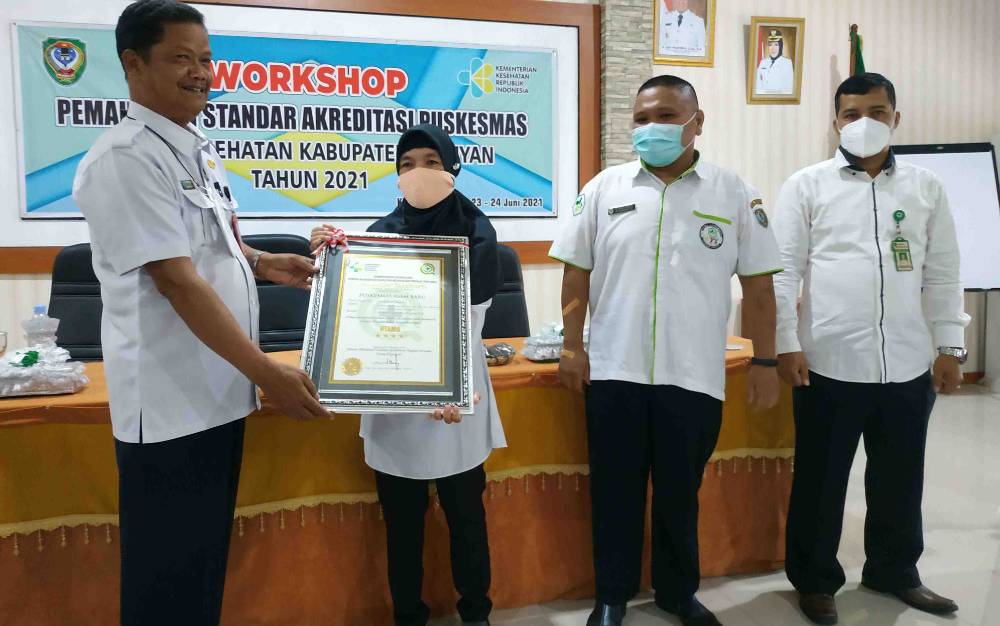 Sekda Seruyan Djainuddin Noor  menyerahkan sertifikat akreditasi utama kepada UPTD Puskesmas Asam Baru, Kecamatan Danau Seluluk