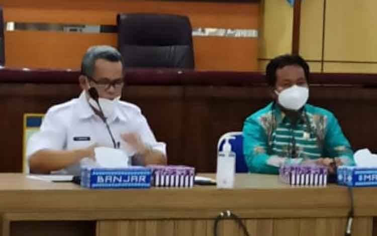 Ketua Pansus II DPRD Kapuas, Kanedi (kanan) saat melakukan kunker ke Kabupaten Banjar.