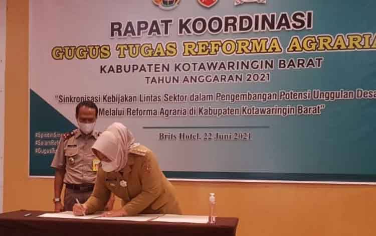Bupati Kobar, Nurhidayah menandatangani MoU saat rapat koordinasi reforma agraria.