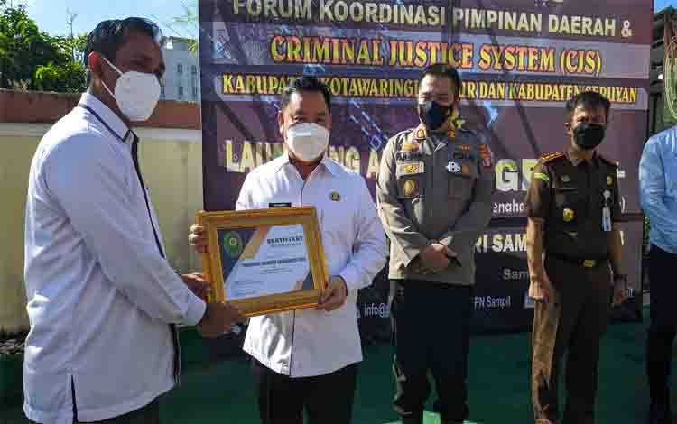 Bupati Kotim, Halikinnor menerima penghargaan dari Kepala Pengadilan Negeri Sampit Kelas IB Darminto Hutasoit