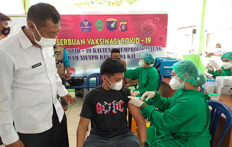 Lurah Bukit Tunggal, Subhan Noor memantau vaksinasi di kelurahan tersebut, Rabu, 23 Juni 2021.
