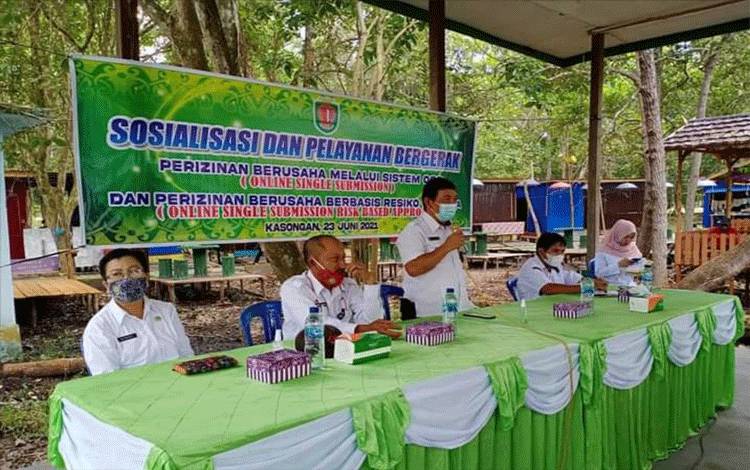 Kepala Dinas Penanaman Modal dan Pelayanan Terpadu Satu Pintu Kabupaten Katingan, Karya Darma menyampaikan sambutan.