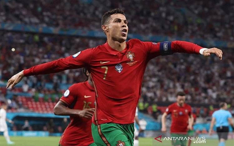 Kapten tim nasional Portugal Cristiano Ronaldo melakukan selebrasi seusai mengkonversi tendangan penalti ke gawang Prancis dalam laga pemungkas Grup F Euro 2020 di Stadion Puskas Arena, Budhapest, Hongaria, Rabu (23/6/2021) waktu setempat. (ANTARA/REUTERS/POOL/Bernadett Szabo)