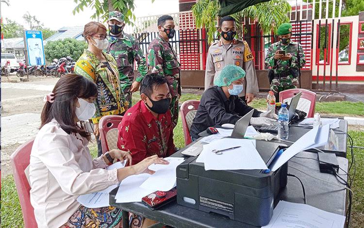 Kapolres Barito Timur, AKBP Afandi Eka Putra dan Pabung Kodim 1012 Buntok, Mayor Inf Tubagus Abdul Halim saat memantau kegiatan vaksinasi di mapolres.