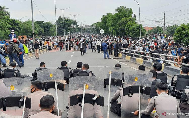 Personel gabungan dari unsur TNI-Polri berjaga di "flyover" Pondok Kopi untuk mencegah massa simpatisan Rizieq Shihab ke Pengadilan Negeri Jakarta Timur, Kamis (24/6/2021). ANTARA/Yogi Rachman