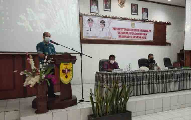 Kepala Bappedalitbang Kabupaten Gumas Yantrio Aulia menyampaikan laporan.