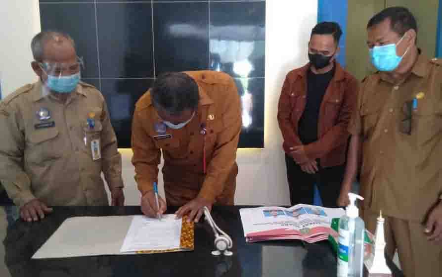 Proses penandatangan berita acara persetujuan pencetakan surat suara pada Pilkades serentak Kabupaten Sukamara.
