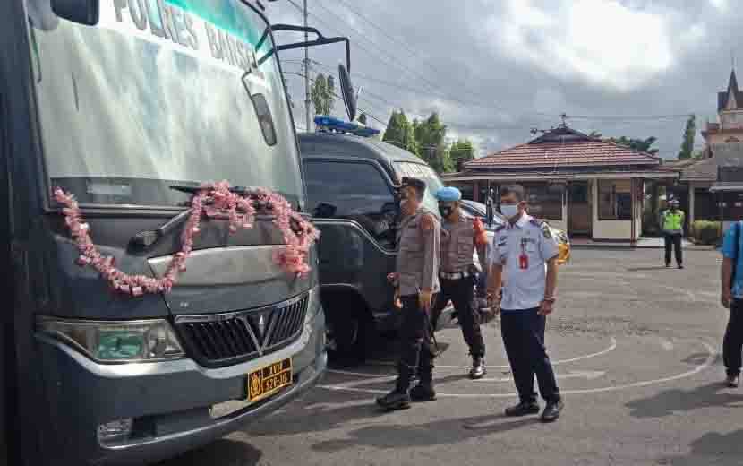 Kapolres Barsel AKBP Agung Tri Widiantoro bersama Kepala Dishub Daud Danda melihat mobil Artis