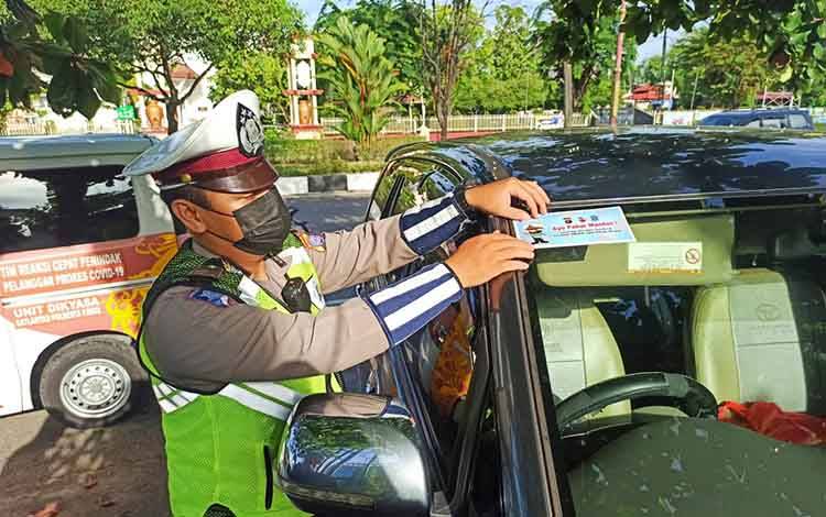 Unit Dikyasa Satlantas Polresta Palangka Raya saat menyambangi travel untuk edukasi keselamatan berlalu lintas.