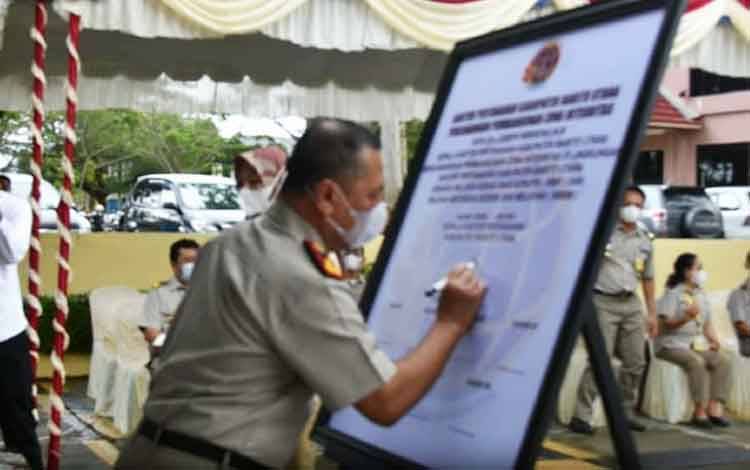 Kepala Badan Pertanahan Barito Utara, Joseph Wibisono saat menandatangani pembangunan zona integritas menuju Wilayah Bebas Korupsi (WBK) dan Wilayah Birokrasi Bersih dan Melayani (WBBM), Kamis, 24 Juni 2021.