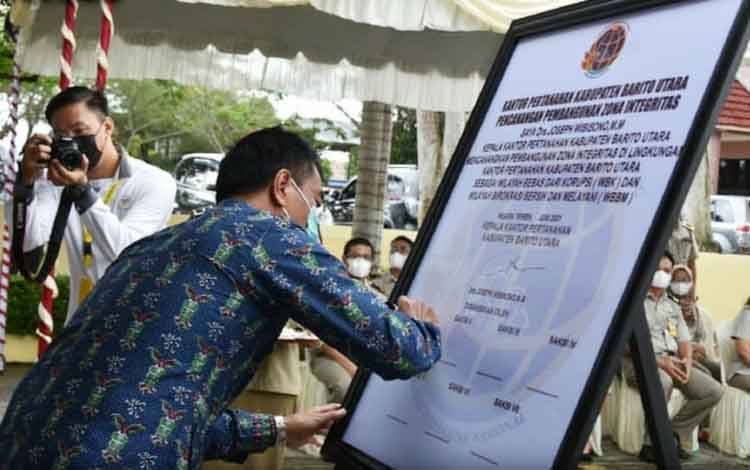 Wakil Bupati Barito Utara, Sugianto Panala Putra menandatangani pencanangan  pembangunan zona integritas menuju WBK dan WBBM, Kamis 24 Juni 2021