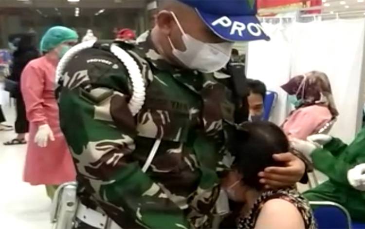 Seorang wanita takut jarum suntik hingga peluk anggota TNI saat vaksinasi Covid-19 di Palangka Raya