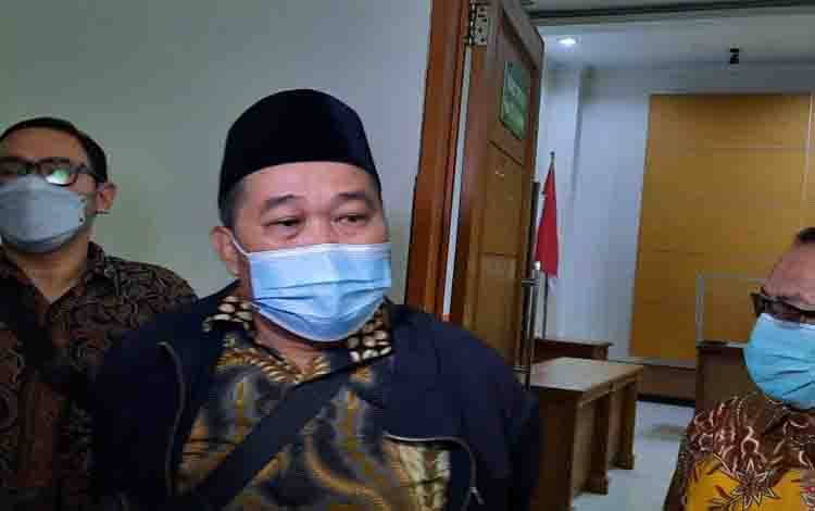 Koordinator Masyarakat Anti Korupsi Indonesia (MAKI) Bonyamin Saiman memberikan keterangan pers di Pengadilan Negeri Jakarta Selatan, Rabu (23/6/2021)