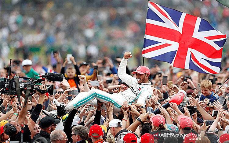 Dokumentasi - Pebalap tim Mercedes Lewis Hamilton melakukan selebrasi setelah menjuarai Grand Prix Britania di Sirkuit Silverstone, Inggris, (14/7/2019). ANTARA/REUTERS/Matthew Childs/aa. (REUTERS/MATTHEW CHILDS)