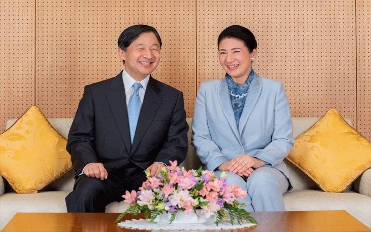 Kaisar Jepang Naruhito dan Permaisuri Masako. Foto diambil tanggal 12 Februari 2020. (ANTARA/via REUTERS/Imperial Household Agency of Jap.)