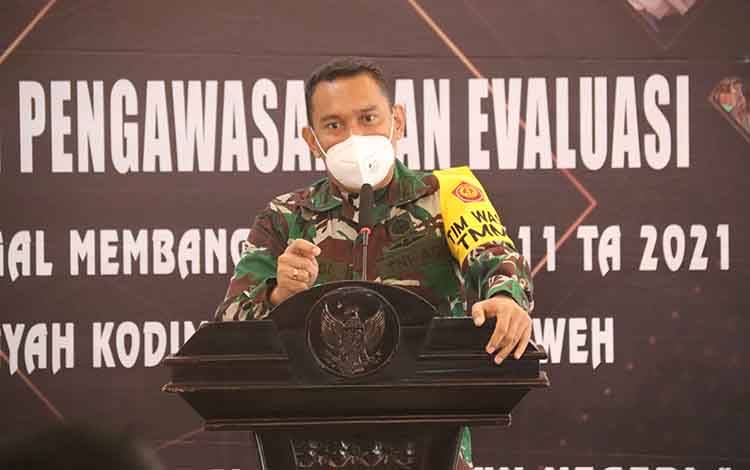 Ketua Tim Pengawas dan Evaluasi TMMD ke 111 dari Mabes TNI,  Kolonel Inf Feksy Dimungri saat memantau pelaksanaan di Barito Utara, Jumat, 25 Juni 2021.