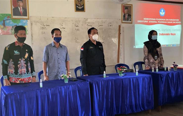 Kepala Disdik Kapuas Suwarno Muriyat (baju hitam) saat hadiri pendampingan program kampus mengajar.