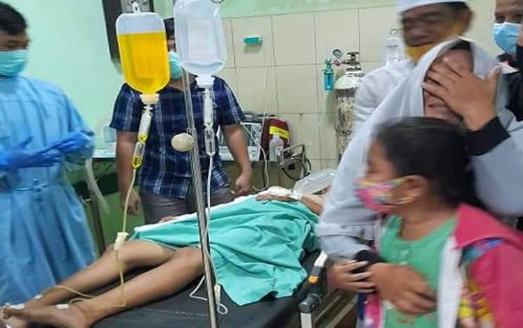 Suasana saat salah seorang korban kecelakaan mendapatkan penanganan medis di RSUD dr Murjani Sampit