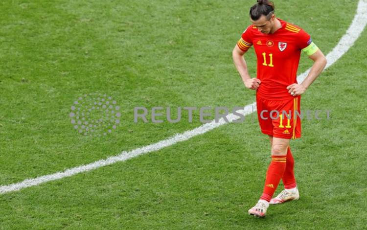 Kapten Timnas Wales Gareth Bale tertunduk lesu, setelah timnya dibantai Denmark 4-0 dalam pertandingan 16 besar Euro 2020, di Johan Cruijff Arena, Amsterdam, Belanda, 26 Juni 2021