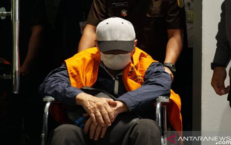 Petugas Atase Imigrasi Kedutaan Besar Republik Indonesia (KBRI) Singapura berhasil menangkap Hendra Subrata alias Endang Rifai buronan Kejaksaan Agung saat mengajukan permohonan penggantian paspor