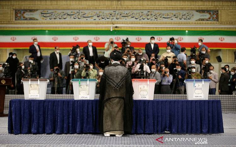 Pemimpin Tertinggi Iran Ayatollah Ali Khamenei tiba untuk memberikan suaranya pada pemilihan presiden di Teheran, Iran, Jumat (18/6/2021). Official Khamenei Website/Handout via REUTERS/RWA/djo