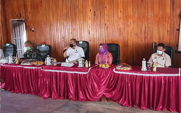 Bupati Seruyan Yulhaidir saat menyampaikan arahan pada sosialisasi programBantuan Stimulan Rumah Swadaya di Kecamatan Seruyan Tengah.