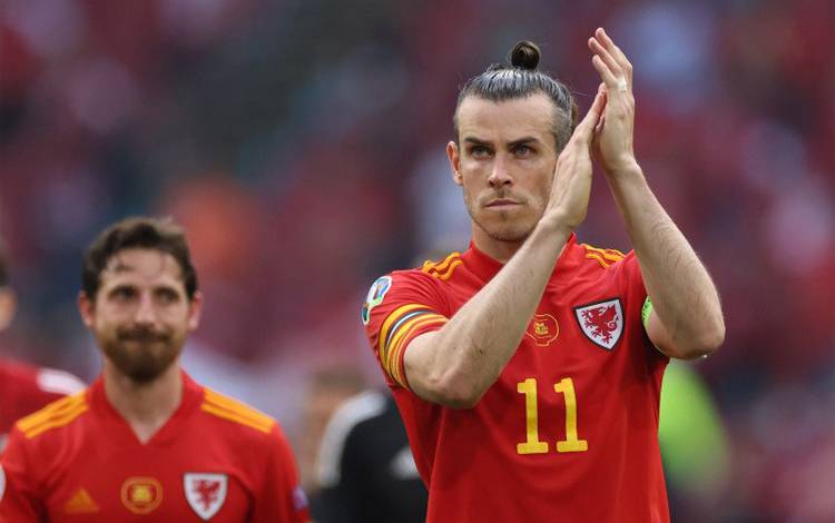 Gareth Bale mengapresiasi dukungan suporter setelah timnas Wales tersingkir di babak 16 besar Piala Eropa 2020 (Euro) oleh Denmark di Johan Cruijff Arena, Amsterdam, Belanda pada 26 Juni 2021.