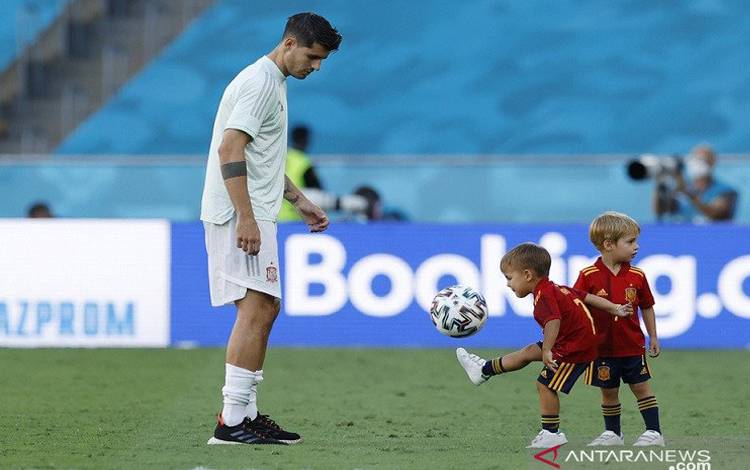 Penyerang tim nasional Spanyol Alvaro Morata (kiri) bermain dengan dua putranya di Stadion La Cartuja, Sevilla, Spanyol, Rabu (23/6/2021), seusai mengalahkan Slovakia 5-0 dalam laga pemungkas Grup E Euro 2020