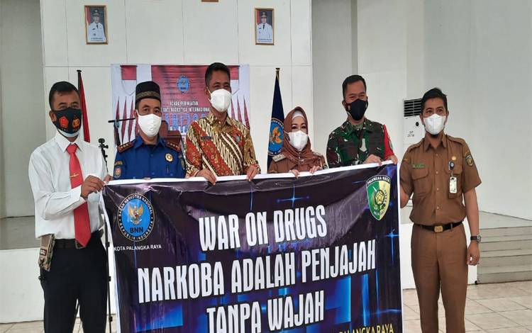 Wakil Wali Kota Palangka Raya, Umi Mastikah bersama unsur terkait memperingati Hari Anti Narkotika Internasional