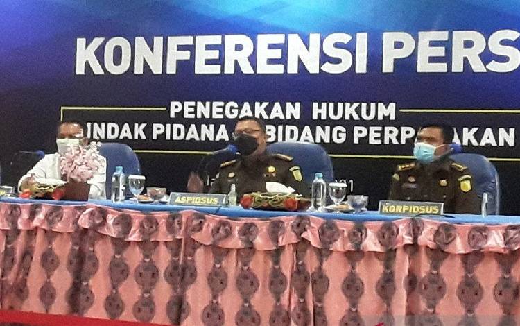 Kakanwil Dirjen Pajak Papua-Maluku Dr Arridel Mindra isten Pidana Khusus Kejaksaan Tinggi Papua Alexander Sinuraya melakukan ekspose penanganan kasus tindak pidana perpajakan tersangka pengusaha HD, Direktur PT TIJ
