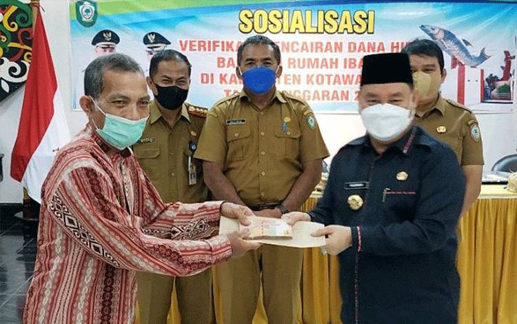 Bupati Halikinnor menyerahkan bantuan dana hibah untuk rumah ibadah kepada pengurus salah satu masjid di Sampit, Senin (28/6/2021). ANTARA/Norjani