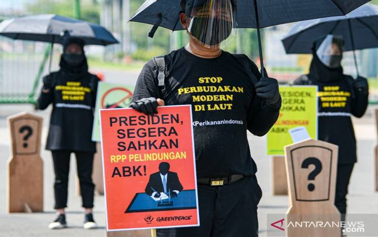 Aktivis buruh yang tergabung dalam Serikat Buruh Migran Indonesia (SBMI) dan Greenpeace Indonesia melakukan aksi damai di depan Istana Merdeka, Jakarta, Kamis (27/8/2020)