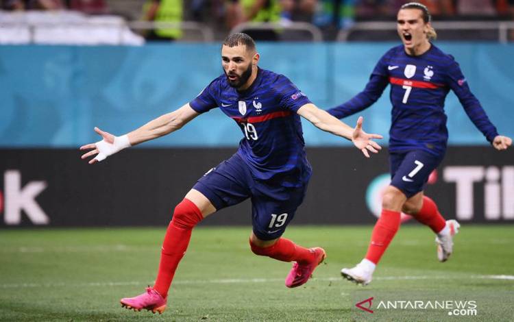 Pemain kesebelasan Prancis Karim Benzema merayakan gol ke gawang Swiss dalam laga 16 besar Piala Eropa di National Arena Bucharest, Bukares, Rumania, Senin (28/6/2021). Swiss berhasil menahan Prancis 3-3 pada waktu normal setelah tertinggal 1-3, dan pertandingan dilanjutkan dengan perpanjangan waktu