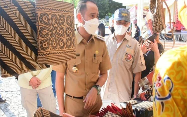 Wali Kota Palangka Raya Fairid Naparin melihat produk kreatif kerajinan lokal UMKM  