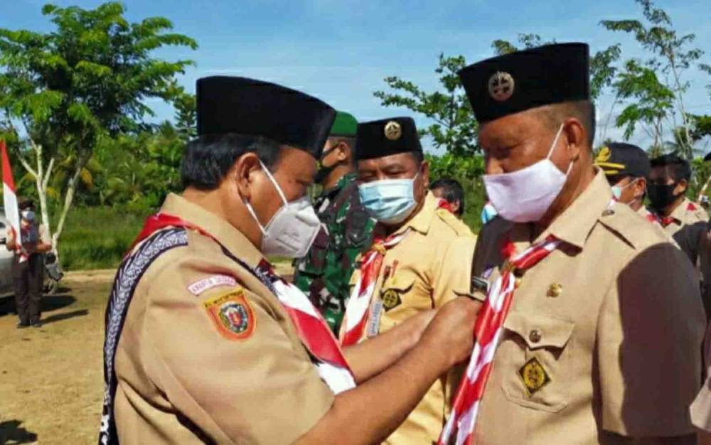Ketua Kwarcab Pramuka Kapuas Suwarno Muriyat saat melantik Mabiran, dan Kwaran Kecamatan Kapuas Kuala