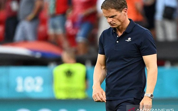 Ekspresi kecewa Frank de Boer seusai tim nasional Belanda dikalahkan Republik Ceko dalam laga 16 besar Euro 2020 di Stadion Puskas Arena, Budhapest, Hongaria, Minggu (27/6/2021)