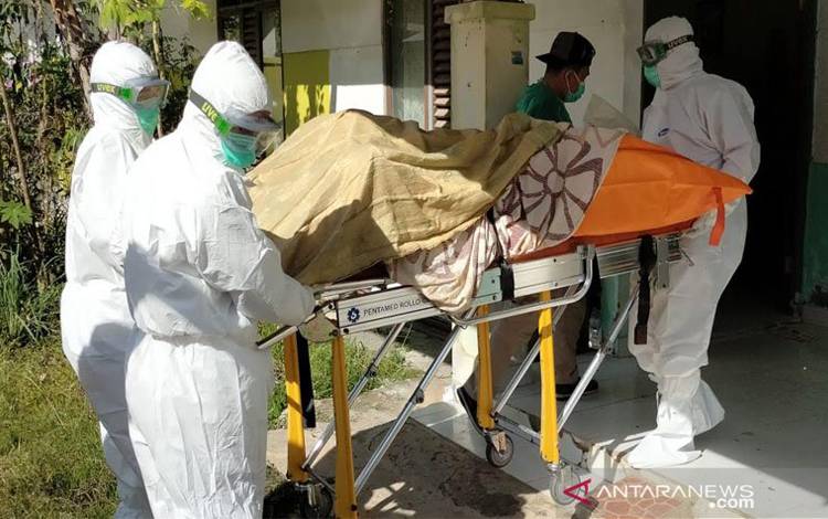 Petugas sedang mambawa jenazah LW (45) yang ditemukan meninggal dunia di dalam kamar rumah dinasnya, di Puruk Cahu, Selasa (29/6/2021)