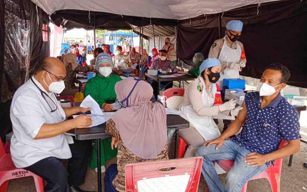 Kegiatan vaksinasi covid-19 bagi masyarakat umum di mapolres Barito Timur.