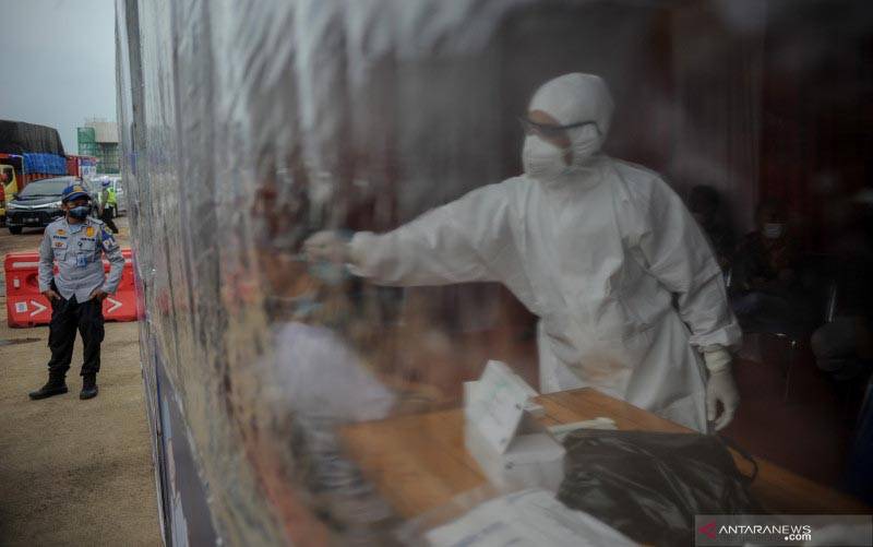 Petugas kesehatan melakukan pemeriksaan antigen untuk mendeteksi penularan virus corona pada pengendara dalam operasi PPKM Mikro di Gerbang Keluar Tol Cileunyi, Kabupaten Bandung, Jawa Barat, Jumat (18/6/2021). (foto : ANTARA FOTO/Raisan Al Farisi/rwa)