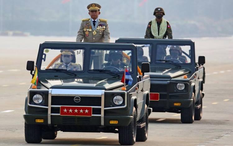 Kepala junta Myanmar Jenderal Senior Min Aung Hlaing, yang menggulingkan pemerintah terpilih dalam kudeta pada 1 Februari, memimpin parade militer pada Hari Angkatan Bersenjata di Naypyitaw, Myanmar, Sabtu (27/3/2021)