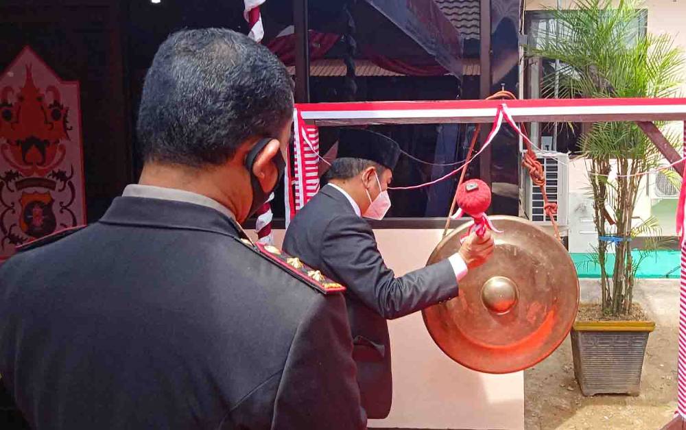 Bupati Barito Timur, Ampera AY Mebas memukul gong sebagai tanda peluncuran call center 110.