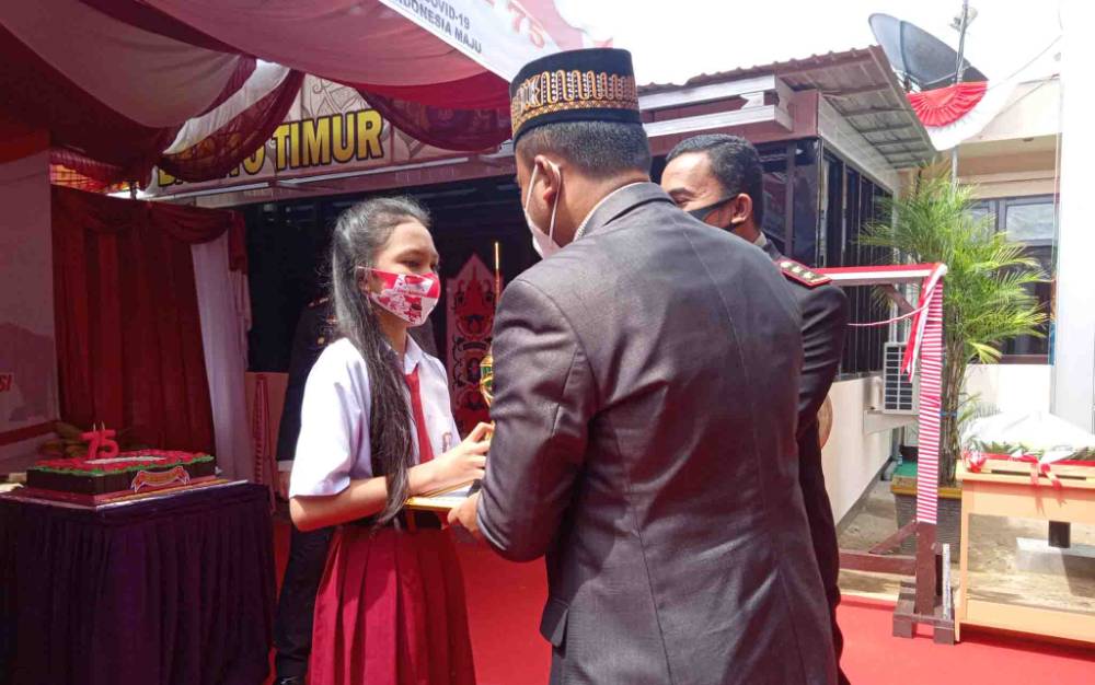 Ketua DPRD Barito Timur, Nursulistio, didampingi Kapolres menyerahkan hadiah kepada juara lomba melukis HUT Bhayangkara ke-75.