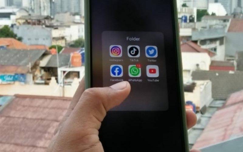 Warga menampilkan sejumlah aplikasi media sosial di telepon seluler yang kerap dijadikan sebagai wadah menyampaikan berbagai informasi di Jakarta, Rabu (30/6/2021). (foto : ANTARA/Dewa Ketut Sudiarta Wiguna)
