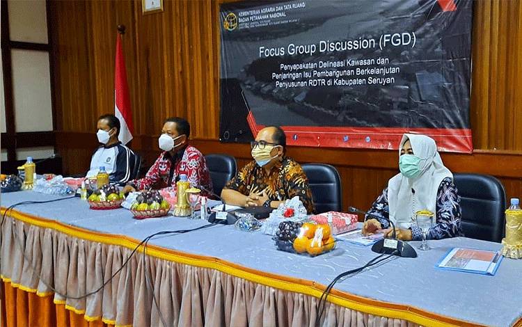 Sekda Seruyan Djainuddin Noor saat kegiatan Focus Group Discussion (FGD).