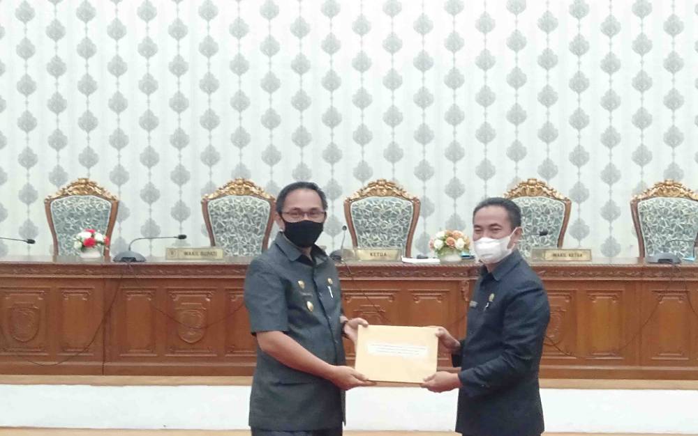 Wakil Bupati Katingan Sunardi Litang menyerahkan dokumen pengantar rancangan perturan daerah pertanggungjawaban APBD tahun 2020 kepada Ketua DPRD Marwan Susanto