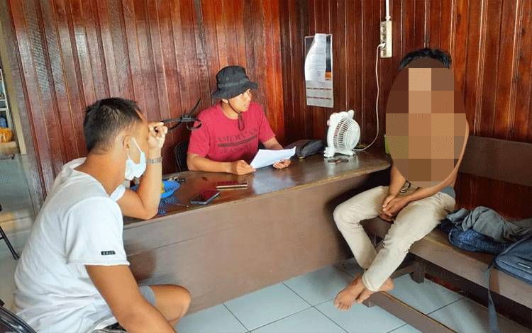 Anggota Polsek TSG dan Pulau Malan saat memeriksa terduga pelaku KDRT (tidak pakai baju).