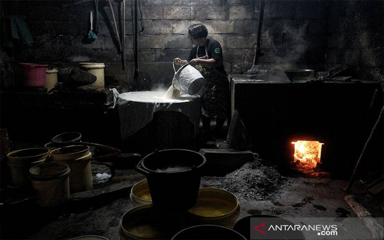 Perajin memproduksi tahu di sentra industri tahu, Krapyak, Margoagung, Seyegan, Sleman, DI Yogyakarta, Senin (7/6/2021). ANTARA FOTO/Andreas Fitri Atmoko/wsj.