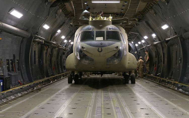 Helikopter CH-47 Chinook diangkut ke pesawat Angkatan Udara AS C-17 Globemasters III selama proses penarikan pasukan AS di Afghanistan. Gambar diambil pada 16 Juni, 2021